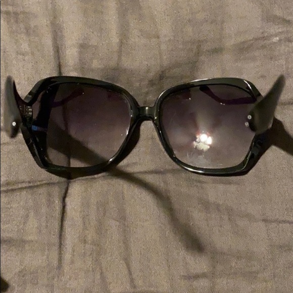 Gucci sunglasses 😎 - Picture 3 of 13